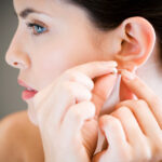 Zlaté náušnice – tipy na výber pre každodenné nosenie a formálne príležitosti.