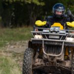 Štvorkolka vybavená rôznym príslušenstvom pre zlepšenie výkonu a pohodlia.