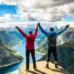 Pár si užíva zážitkový darček na vyhliadkovom lete, ktorý je nezabudnuteľným zážitkom.