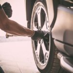 Auto so zimnými pneumatikami na mokrej ceste – dôležitosť správneho načasovania výmeny pneumatík.