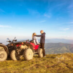 Partner prijímajúci ATV ako darček.